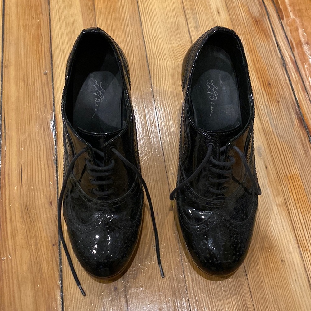 Black patent laced up pumps